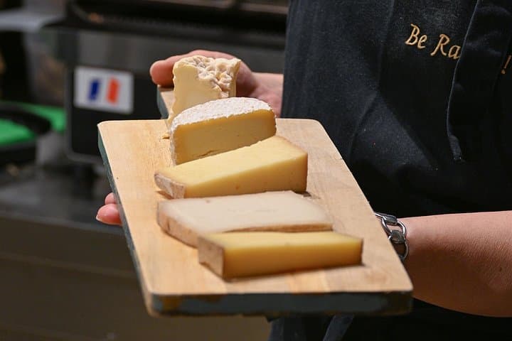 Tasting of 5 Nice cheeses in a local setting