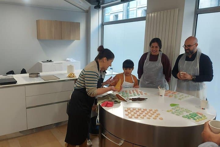 Fun Macaron Class for Families in Paris — photo 4