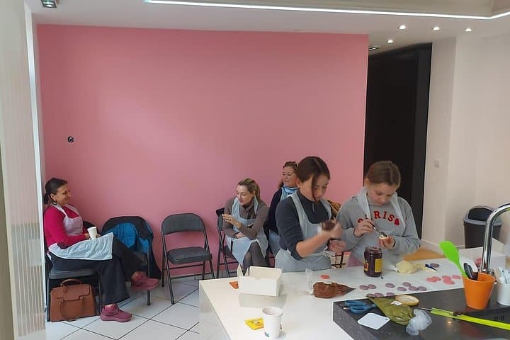 Fun Macaron Class for Families in Paris — photo 5