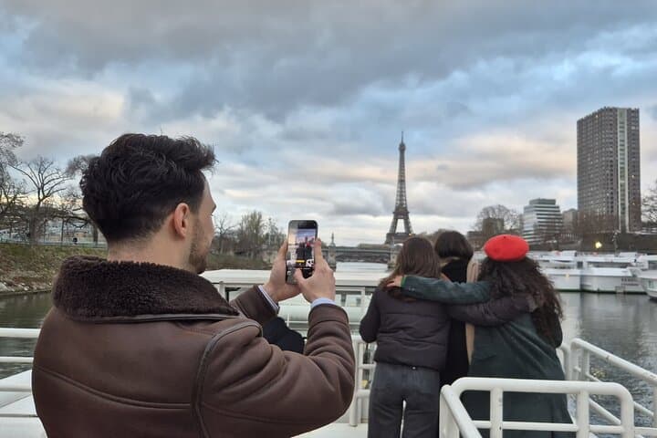 Paris Seine River Sightseeing Guided Cruise Vedettes du Pont Neuf — photo 9