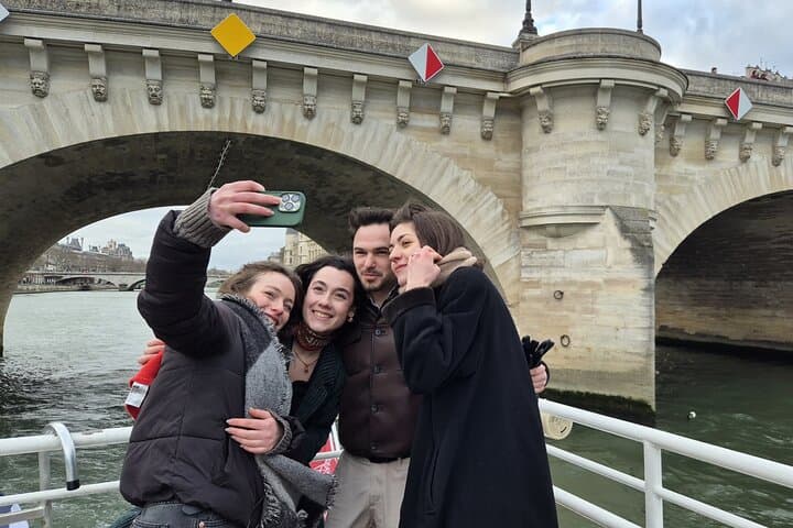 Paris Seine River Sightseeing Guided Cruise Vedettes du Pont Neuf — photo 11