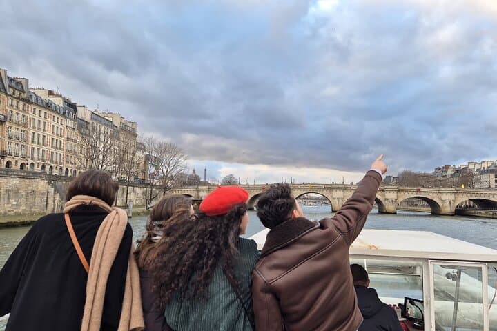 Paris Seine River Sightseeing Guided Cruise Vedettes du Pont Neuf — photo 13