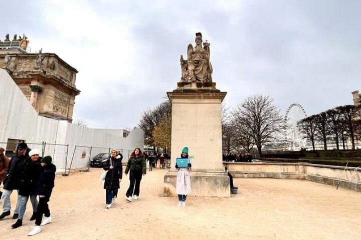 Louvre Museum Experience with Optional Macaron Tasting — photo 3
