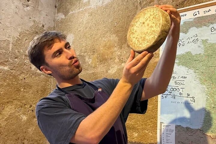 Cheese & Wine Tasting in Montmartre with a Local Cheesemonger — photo 1