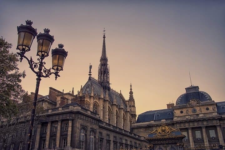 Paris Darkest Tales A Night of Secrets and Legendary Bar Tour — photo 11