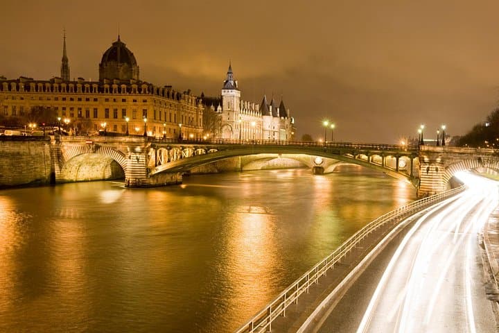 Paris Darkest Tales A Night of Secrets and Legendary Bar Tour — photo 12