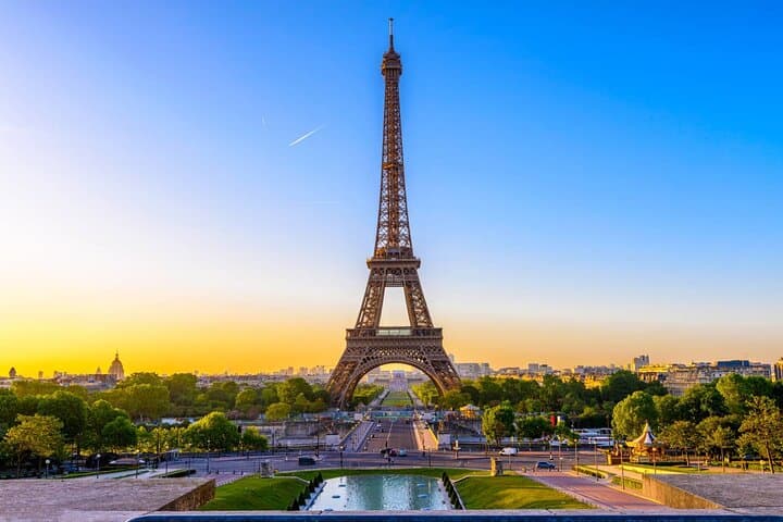4 Hour Guided Tour of Paris with Private Vehicle up to 6 guests