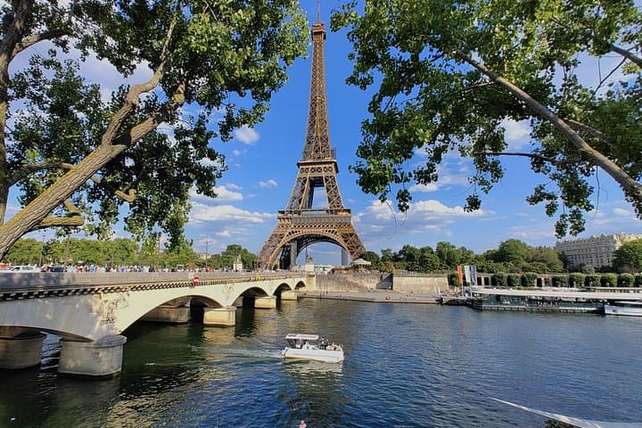 2-12 pax Private River Boat Tour in Paris with Rosé and Macarons — photo 2