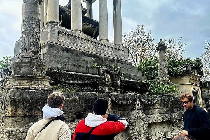 Father-Lachaise stories and mysteries told by an actor — photo 14