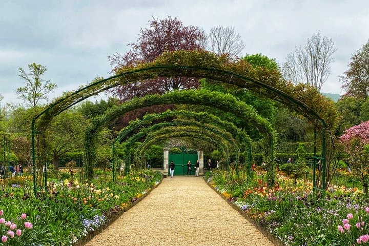 Giverny Monet’s Gardens & Old Mill - Small Group with Pick Up — photo 1