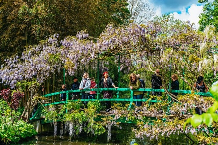 Giverny Monet’s Home and Gardens Half Day Tour from Paris — photo 3
