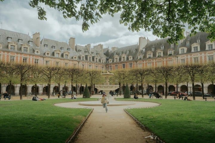 Le Marais Small-Group Walking Tour & Wine Tasting by the Seine — photo 1