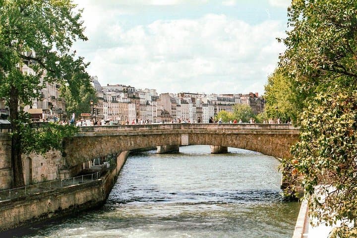Le Marais Small-Group Walking Tour & Wine Tasting by the Seine — photo 9