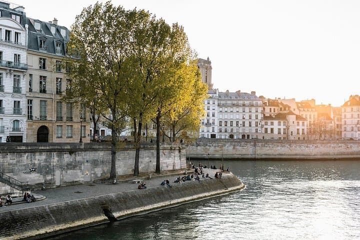 Le Marais Small-Group Walking Tour & Wine Tasting by the Seine — photo 10