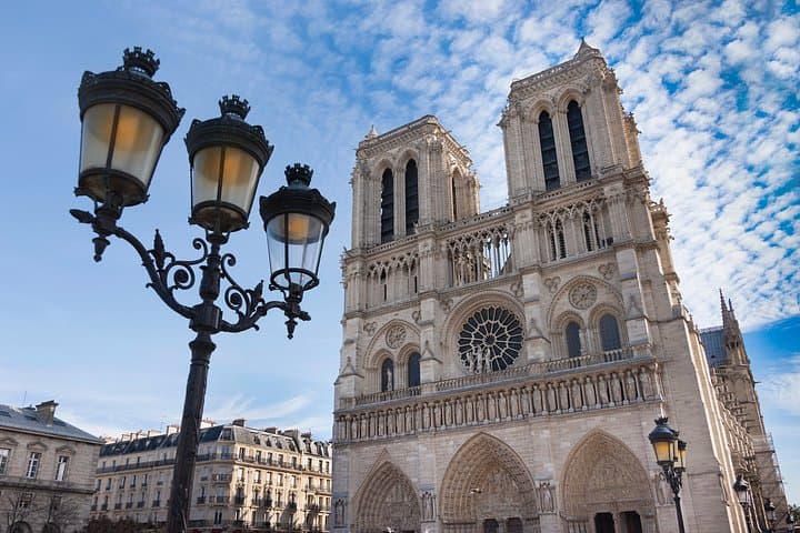 Small Group Outdoor Notre-Dame Cathedral Tour with Entrance — photo 2