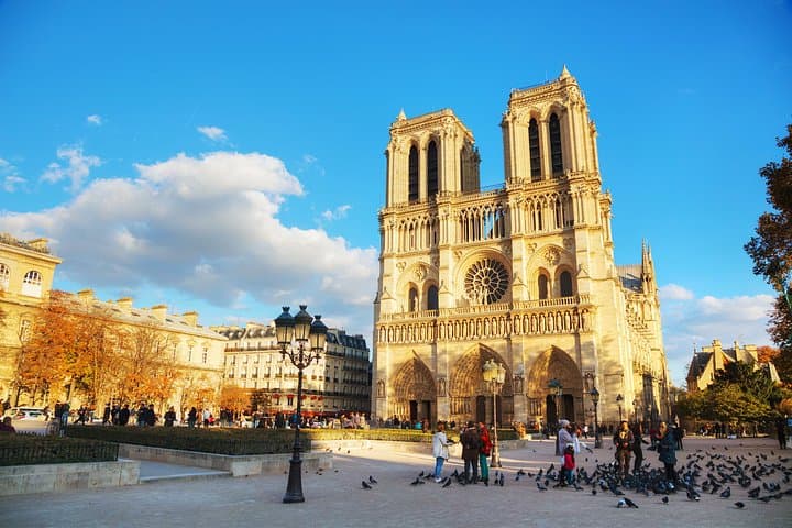 Small Group Outdoor Notre-Dame Cathedral Tour with Entrance — photo 3