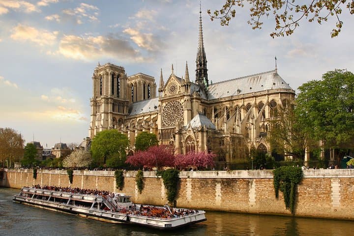 Small Group Outdoor Notre-Dame Cathedral Tour with Entrance — photo 4