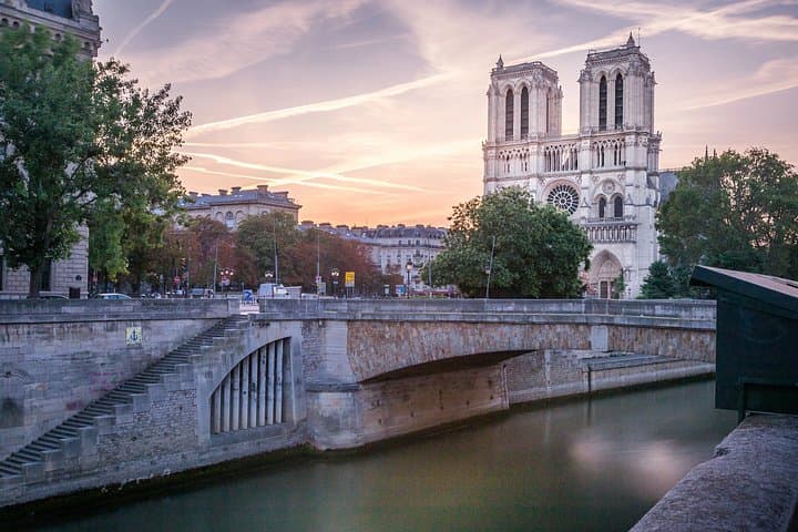 Small Group Outdoor Notre-Dame Cathedral Tour with Entrance — photo 5