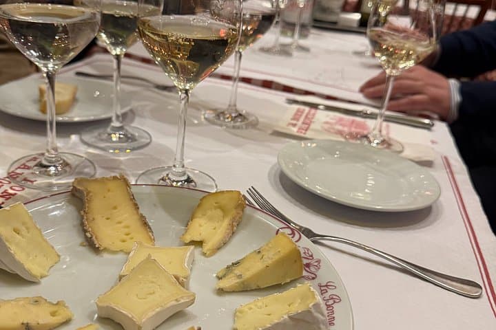 Paris Montmartre Walking Tour Best Art Culture and Food — photo 17
