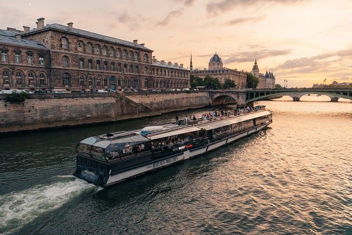 Bateaux Mouches® Dinner Cruise on the Seine River in Paris — photo 12