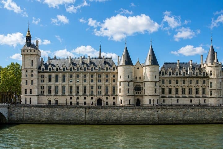 How Paris Became Paris: Notre-Dame to the Louvre — photo 4