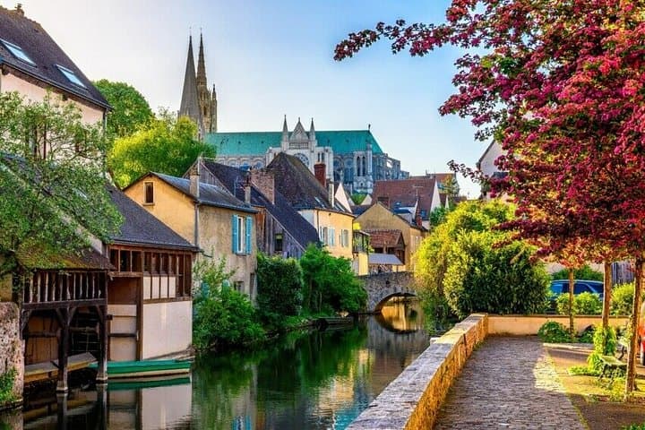 Private Chartres Cathedral Tour (5h) Driver & Guide — photo 2