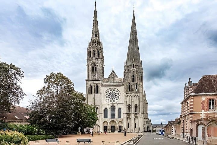 Private Chartres Cathedral Tour (5h) Driver & Guide — photo 1