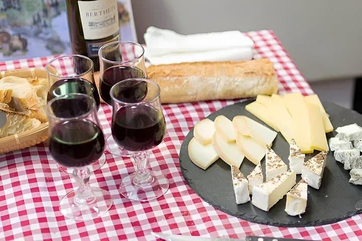 Montmartre French Bistrot, Aperitif and Wine Tasting Walking Tour — photo 7