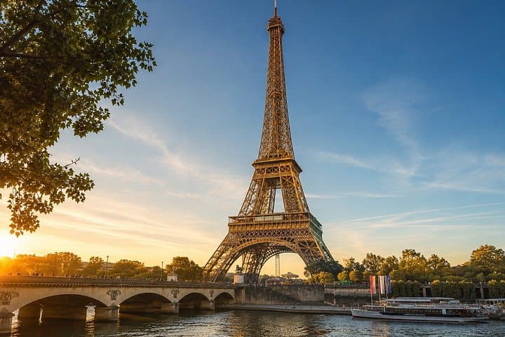 Paris Treasure Hunt – Explore the Seine from Louvre to Eiffel — photo 2
