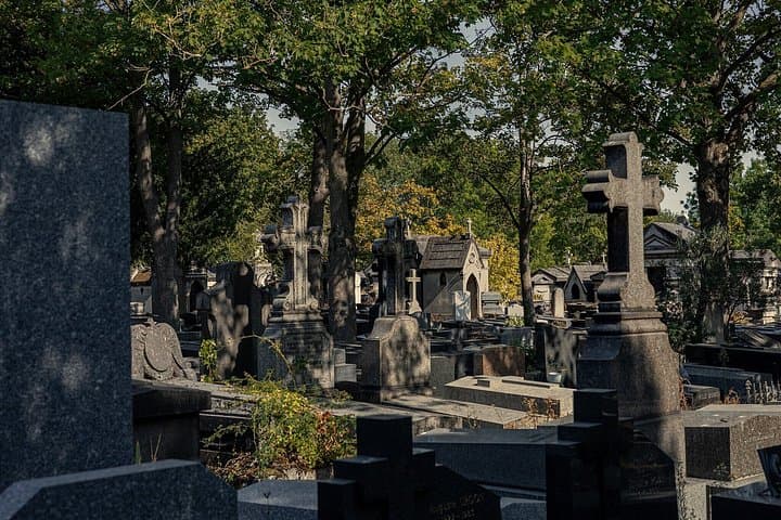 Paris: Pere Lachaise Cemetery Famous Graves and Ghosts Tour — photo 8