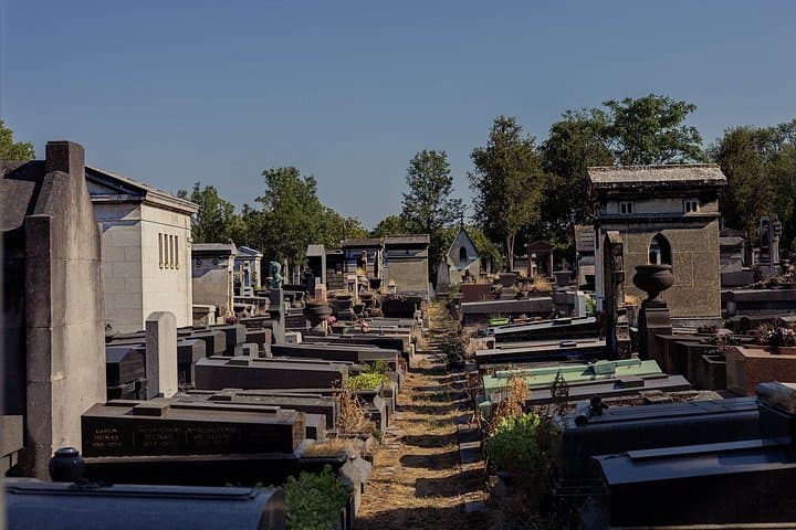 Paris: Pere Lachaise Cemetery Famous Graves and Ghosts Tour — photo 7