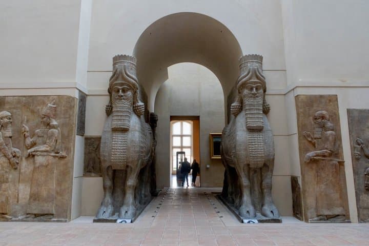 Guided Tour of the Louvre Museum with Seine River Cruise Ticket — photo 17