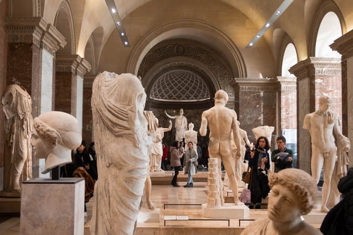 Guided Tour of the Louvre Museum with Seine River Cruise Ticket — photo 18