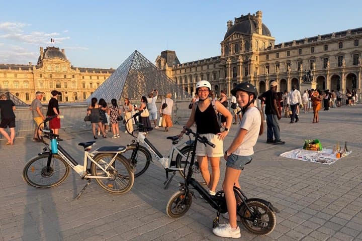 Paris: Small Group Highlights E-Bike Guided Tour — photo 2