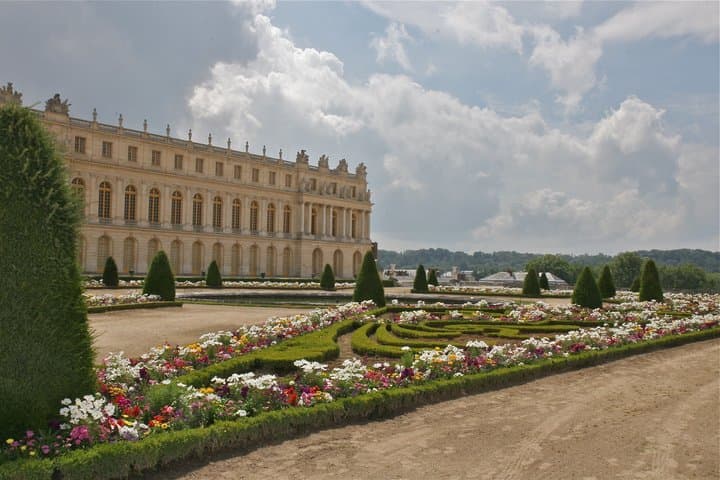 Entrance to the Palace of Versailles in Paris with Audio Guide APP