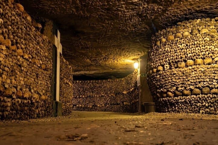 Paris Catacombs Small Group Guided Tour with Reserved Access — photo 2