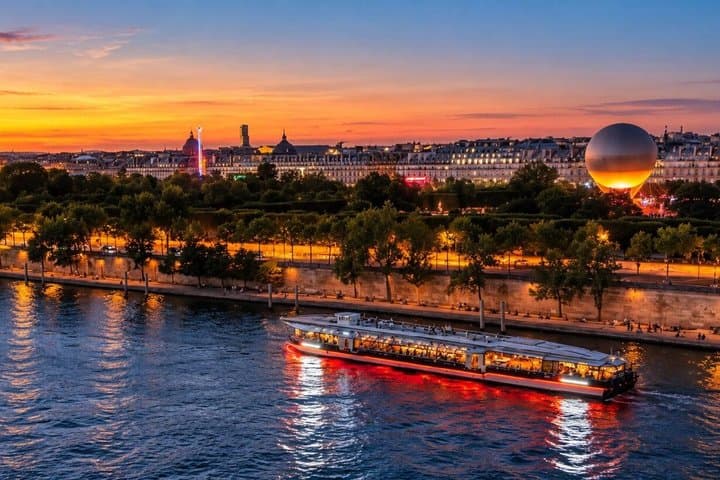 Paris: Evening Lights Cruise with Legendary Bateaux-Mouches — photo 4