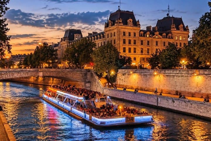 Paris: Evening Lights Cruise with Legendary Bateaux-Mouches — photo 3