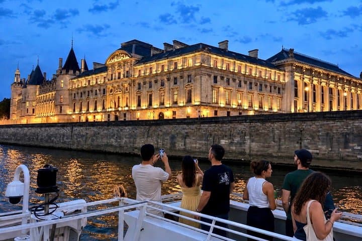 Paris: Evening Lights Cruise with Legendary Bateaux-Mouches — photo 2