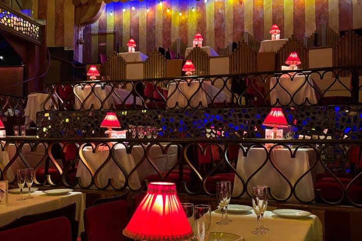 Moulin Rouge Show with Private Chauffeur & Hotel Pickup — photo 4