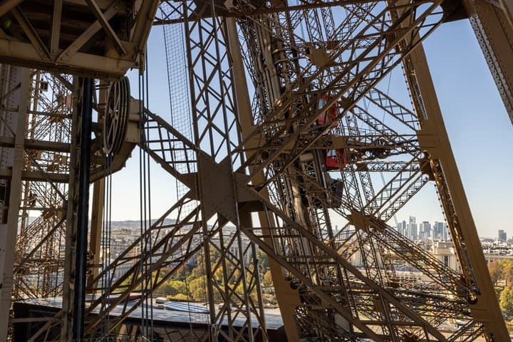Eiffel Tower Reserved Access by Elevator with Summit Option — photo 12