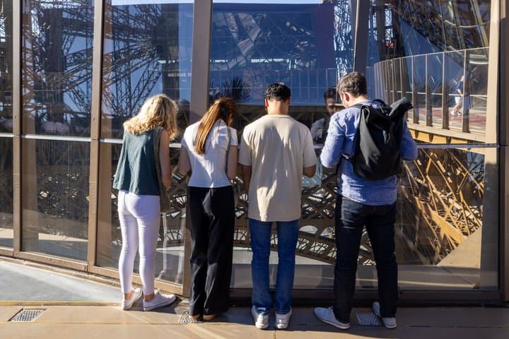 Eiffel Tower Reserved Access by Elevator with Summit Option — photo 15