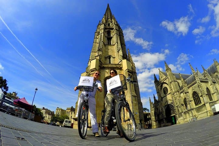 Bordeaux Essentials Sightseeing Bike Tour with a Local Guide
