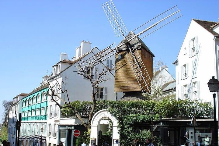 Unusual walking tour of Montmartre and local wine tasting - 2H