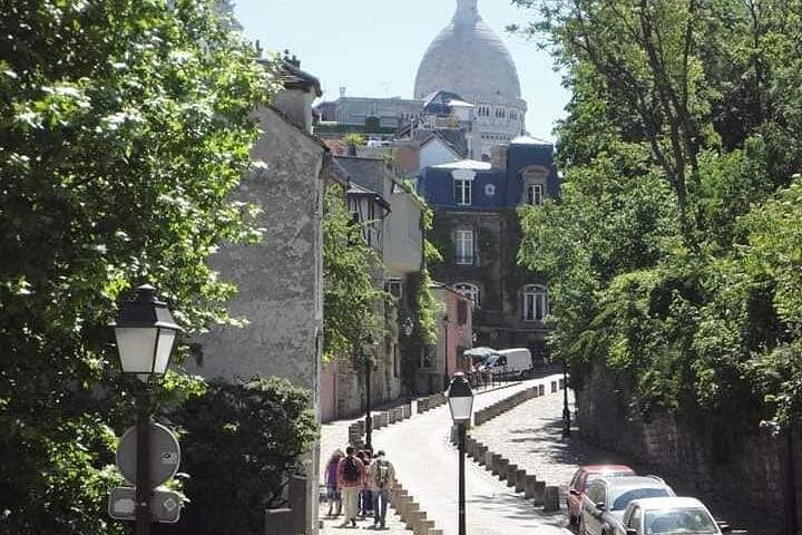 Small-group visit to the Montmartre district in Italian