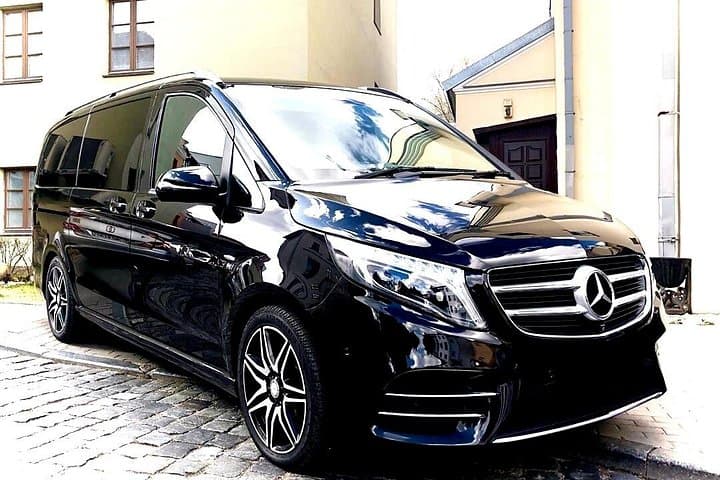 Departure Transfer from Paris to Paris Airport CDG in Private Van