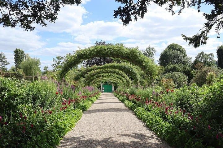 Escape to Giverny and Rouen from Le Havre