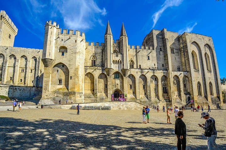Avignon Walking Tour with Audioguide on Your Smartphone