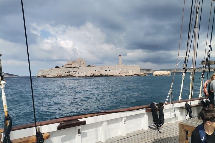 Discovery of the coves of the Blue Coast by boat