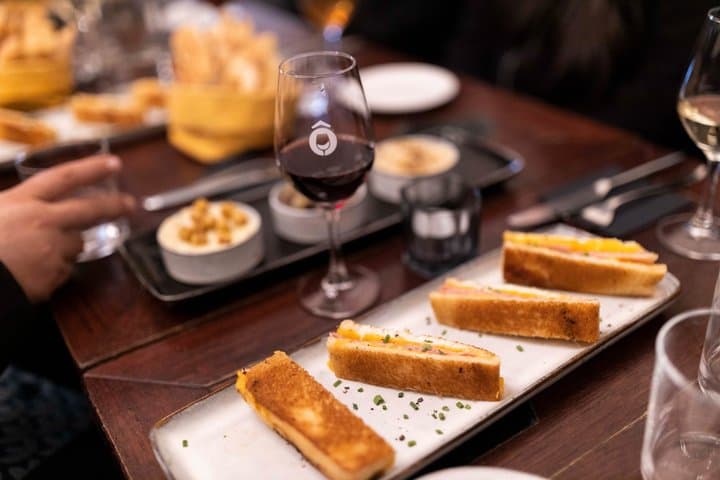 2 Hour Paris Centre Food Tour with 4 Tastings & Fine Wine